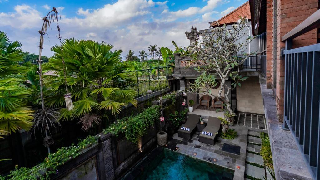 Bazén v ubytování Ayu Sari Guesthouse by Mahaputra nebo v jeho okolí