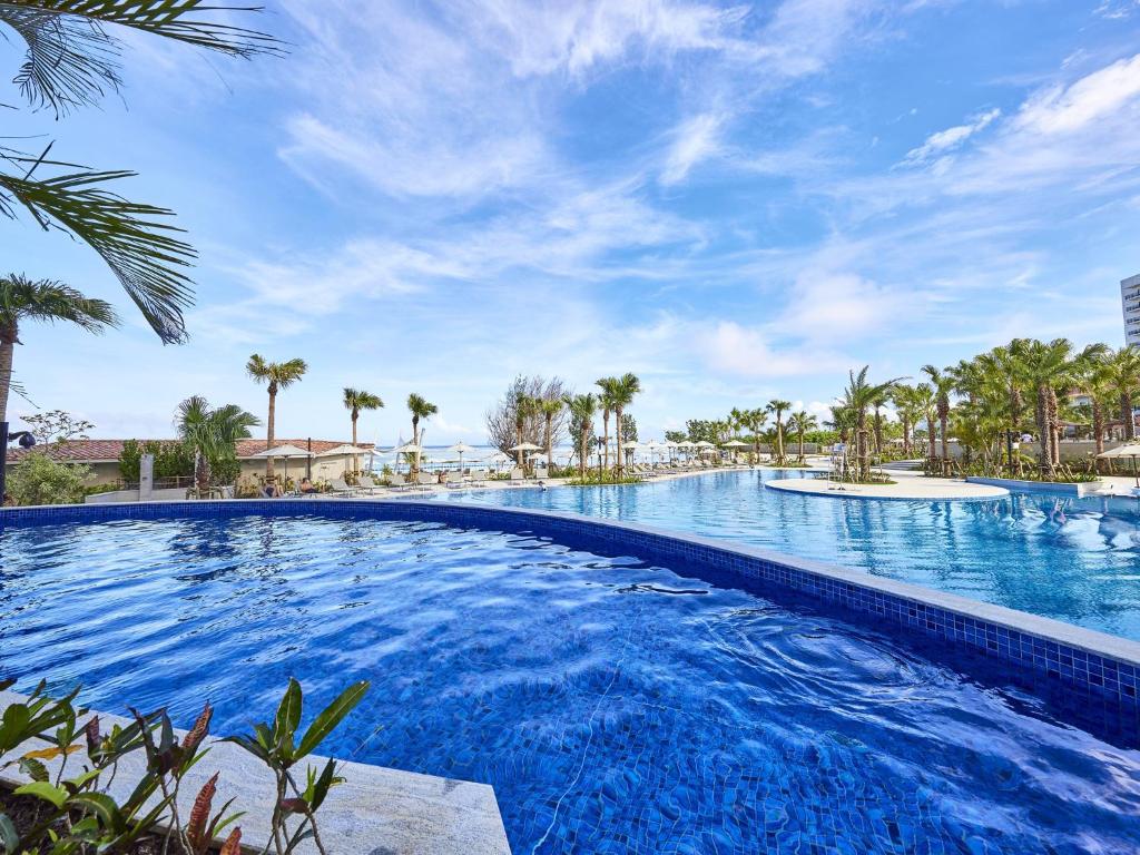 Бассейн в Ryukyu Hotel & Resort Nashiro Beach или поблизости