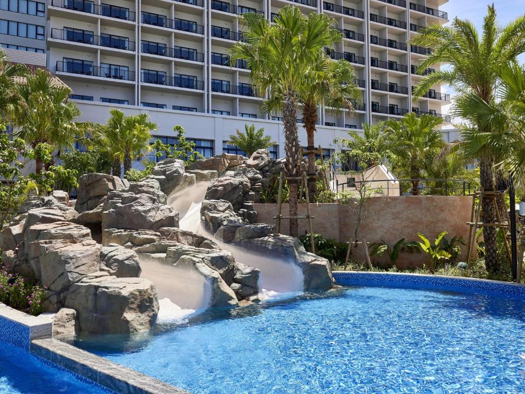 Бассейн в Ryukyu Hotel & Resort Nashiro Beach или поблизости