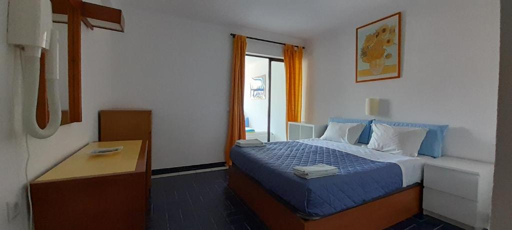 een hotelkamer met een bed en een raam bij CASA ROMAN Poente da Aldeia in Albufeira