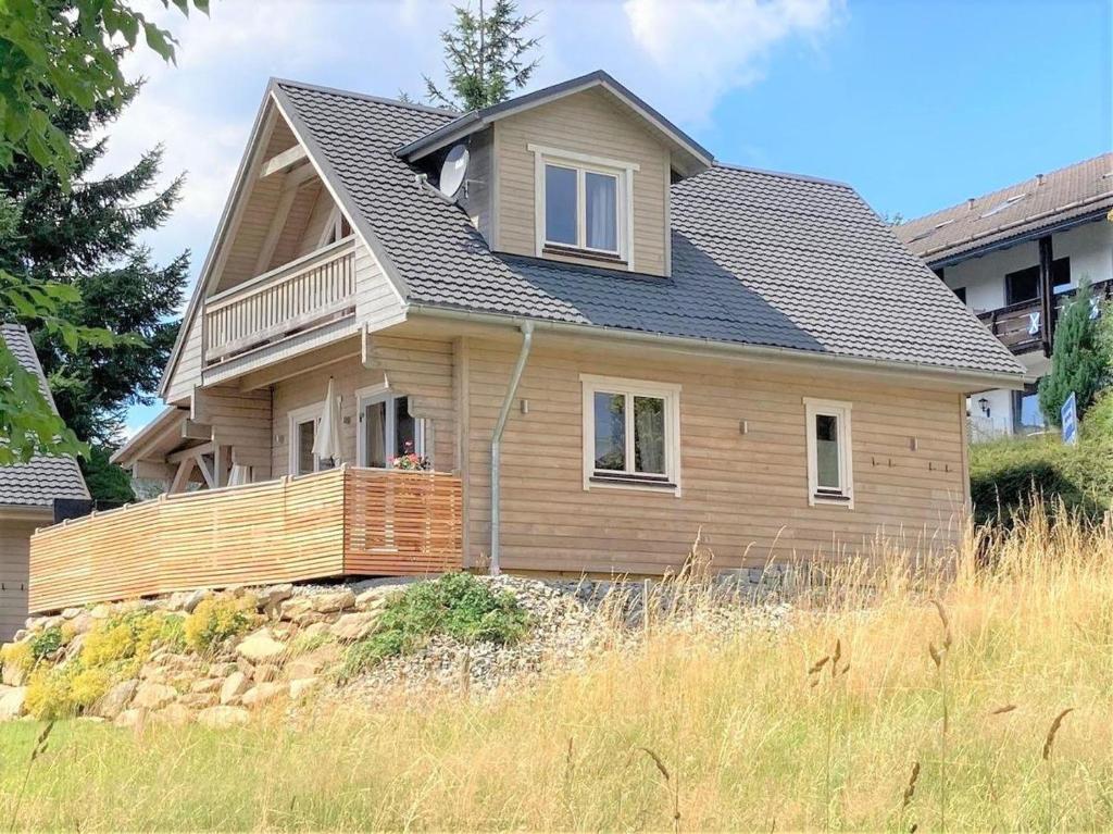 une maison assise au sommet d'une colline dans l'établissement Chalets zum Latschen, à Mauth