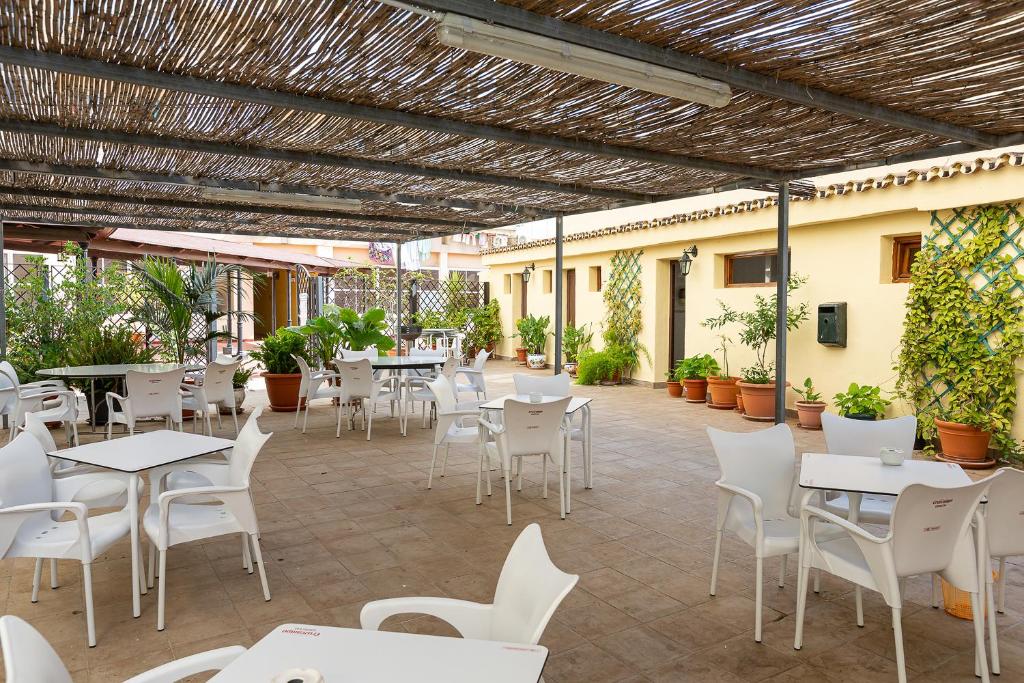 Reštaurácia alebo iné gastronomické zariadenie v ubytovaní VER7 - ESTUDIO, Wifi, Fire Stick Amazon, Terraza, Vistas al mar, Piscina