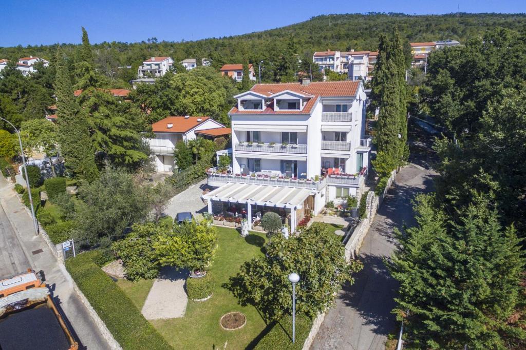 an aerial view of a large house with a garden at Studio Selce 4801a in Selce