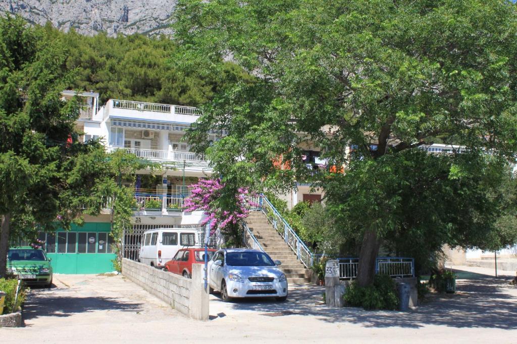 um carro branco estacionado em frente a um edifício em Studio Tucepi 6857c em Tučepi