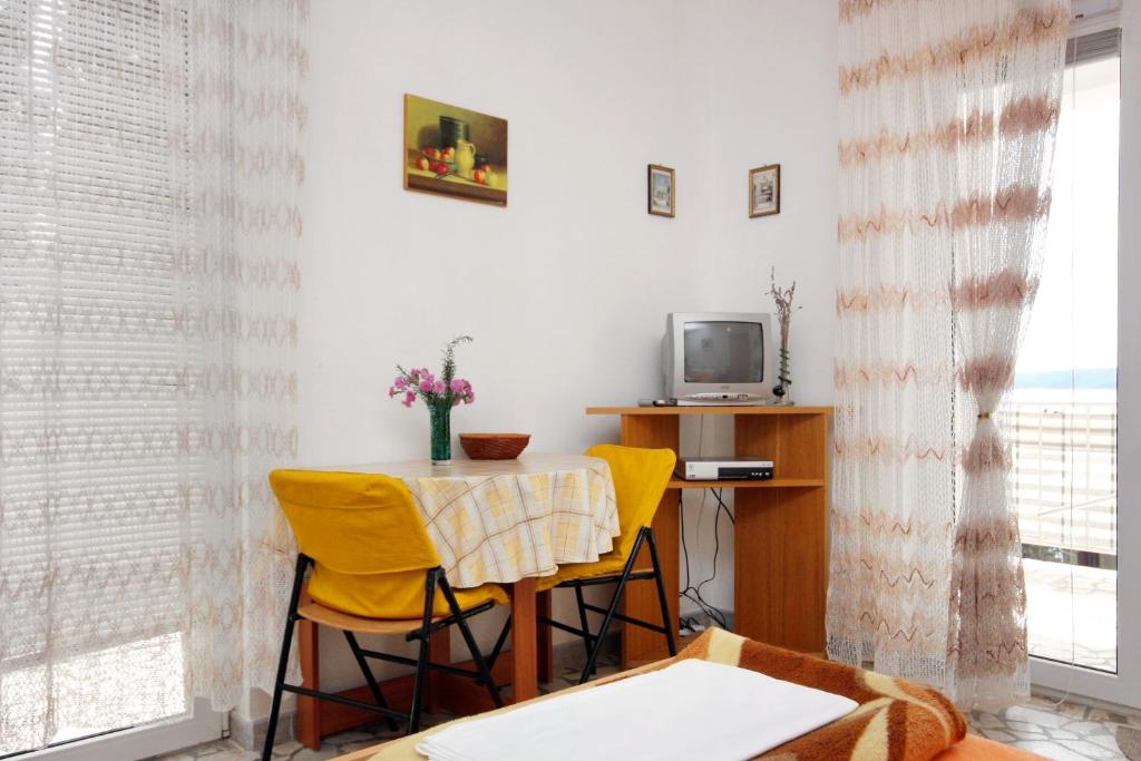Televízia a/alebo spoločenská miestnosť v ubytovaní Studio Selce 4801a