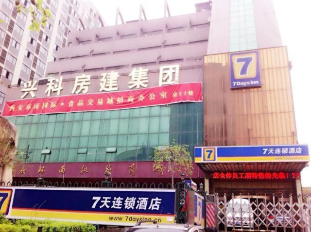 um edifício com cartazes numa cidade em 7Days Inn Xi'an Northwest University North Gate em Xi'an