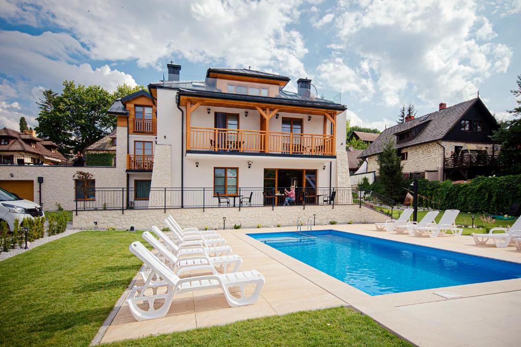 uma villa com uma piscina e uma casa em Willa Kazimierz Dolny em Kazimierz Dolny