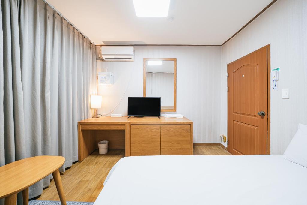 TV a/nebo společenská místnost v ubytování Jeju Miracle Hotel