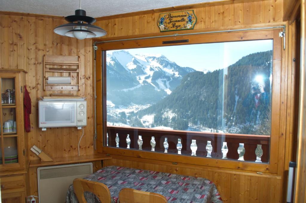 シャテルにあるAlexandra - Appartement 4 pers - Chatel Reservationの山の景色を望む窓付きの部屋