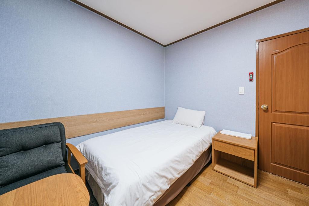 Postel nebo postele na pokoji v ubytování Jeju Miracle Hotel