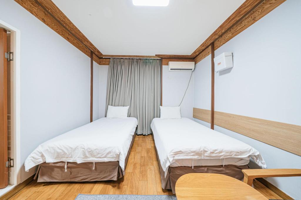 Postel nebo postele na pokoji v ubytování Jeju Miracle Hotel