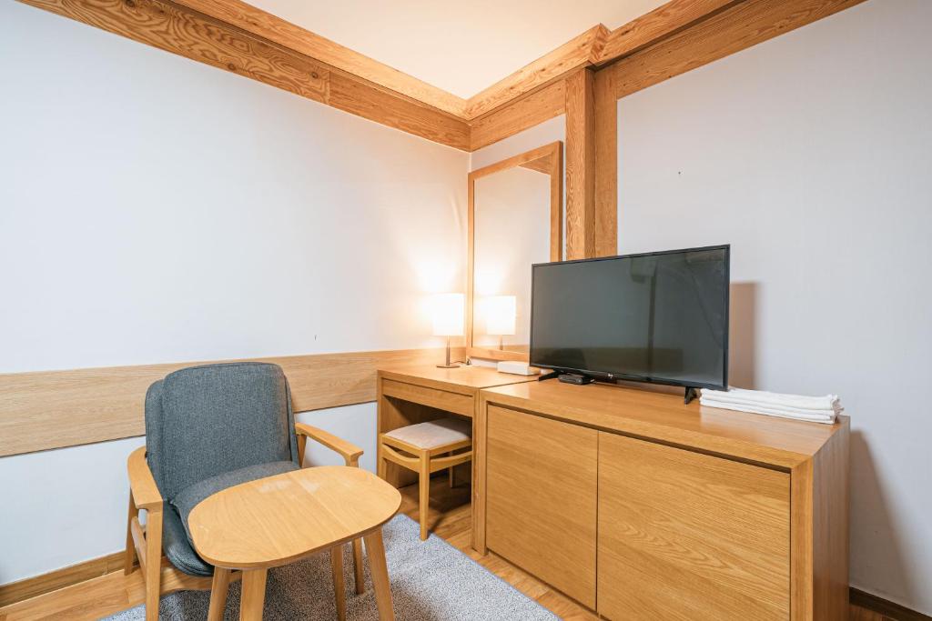 TV a/nebo společenská místnost v ubytování Jeju Miracle Hotel