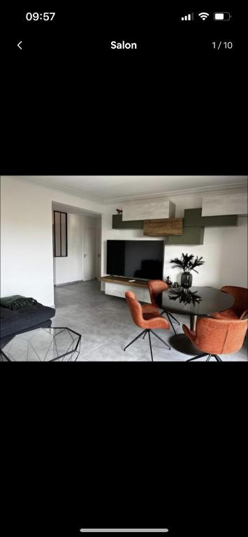 a living room with a table and chairs at Appartement spacieux, proche centre ville. in Ajaccio
