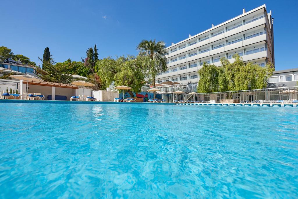 ein großer Pool vor einem Hotel in der Unterkunft Hotel Joan Miró Museum in Palma de Mallorca