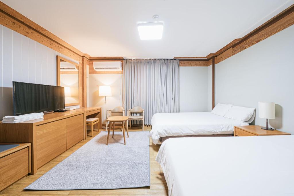 En eller flere senge i et værelse på Jeju Miracle Hotel