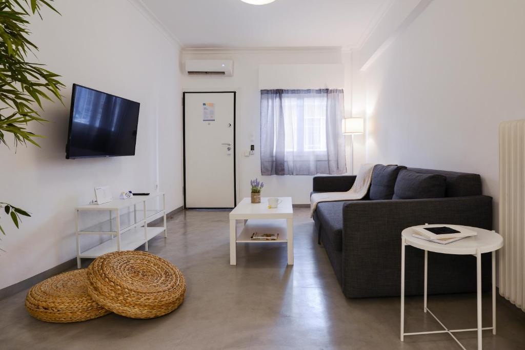 アテネにあるAthens One Apartment by Olala Homesのリビングルーム(ソファ、テレビ付)