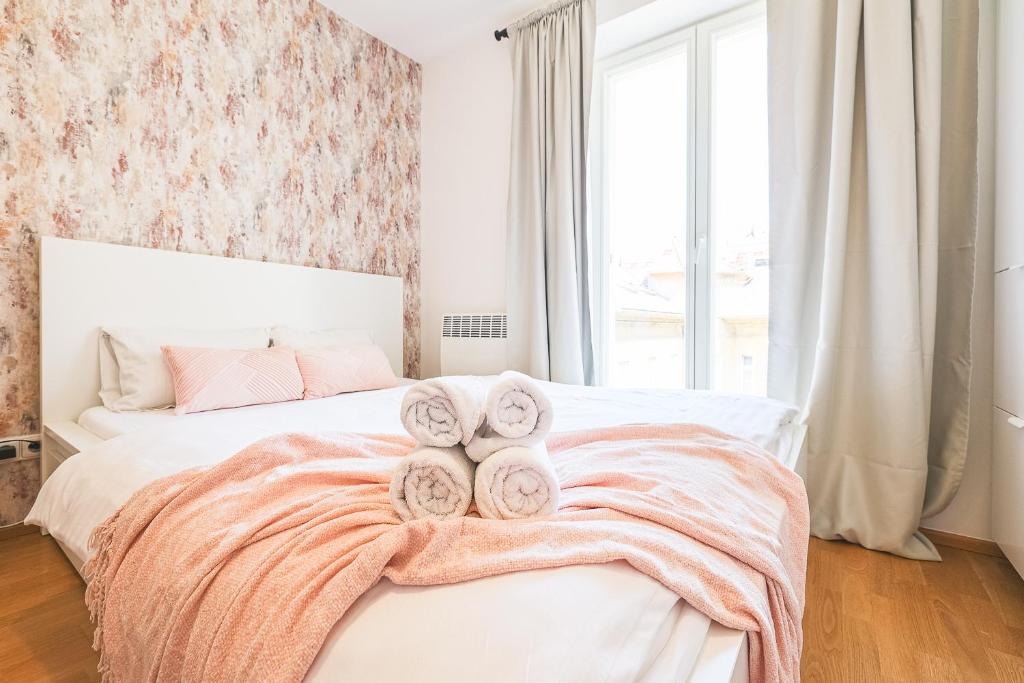 布拉格的住宿－DEAR Apartment，一间卧室配有带毛巾的床