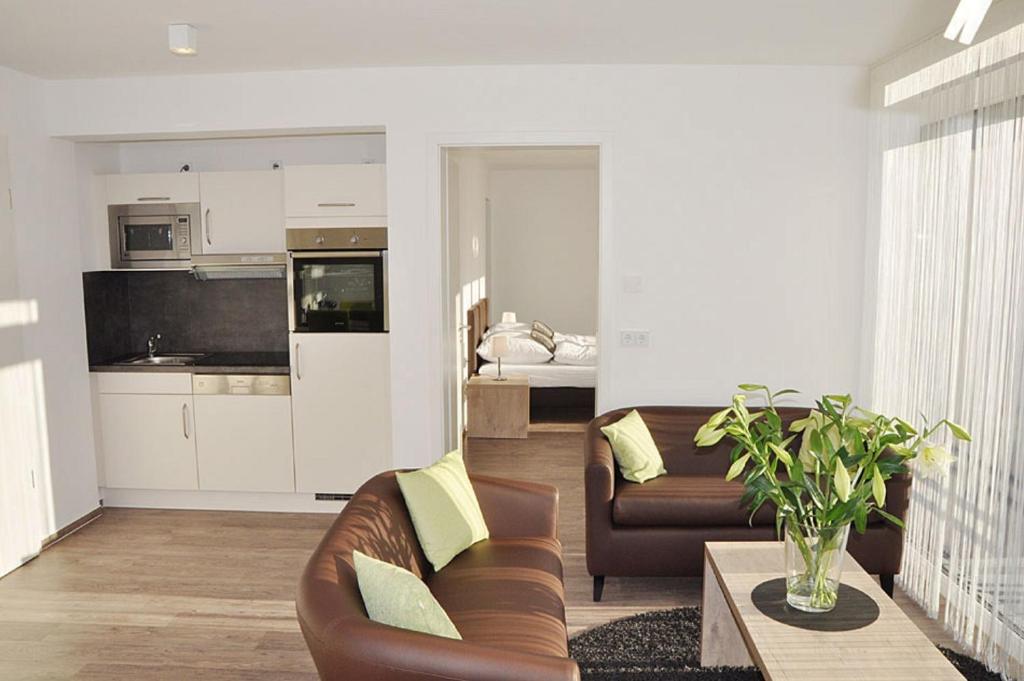 sala de estar con sofá y mesa en ADAPT APARTMENTS BERLIN - Adlershof, en Berlín