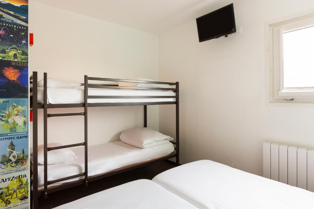 Postel nebo postele na pokoji v ubytování Hôtel F1 Reims Tinqueux