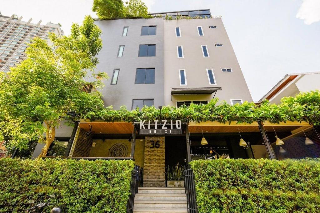 Ban Na SongにあるKitzio House Hotel Huai Kwangの前に階段がある建物