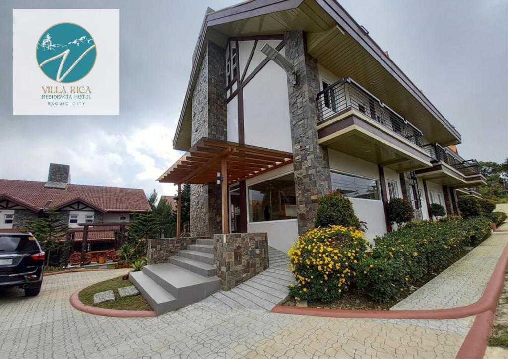 une maison avec une voiture garée devant elle dans l'établissement Elliannah Pines Hotel, à Baguio