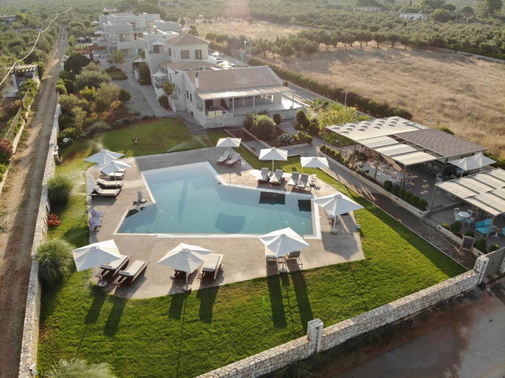 Bazén v ubytovaní Callisto Seaside Homes & Suites alebo v jeho blízkosti