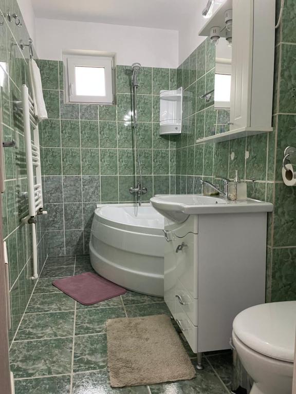 een badkamer met een bad, een wastafel en een toilet bij Agata in Vulcan