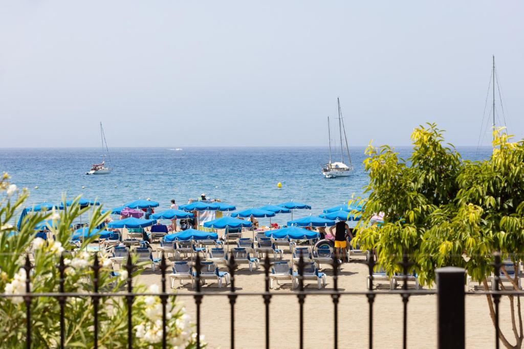 Frontline Playa las Vistas with pool, parking, sea