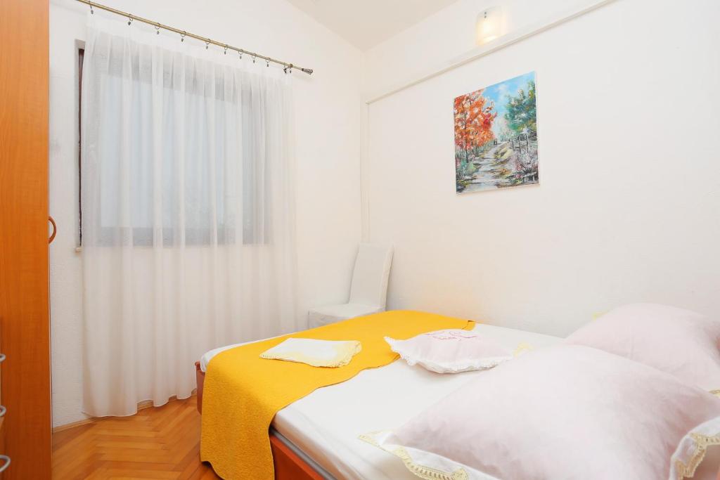 Posteľ alebo postele v izbe v ubytovaní Apartments by the sea Okrug Donji, Ciovo - 6859