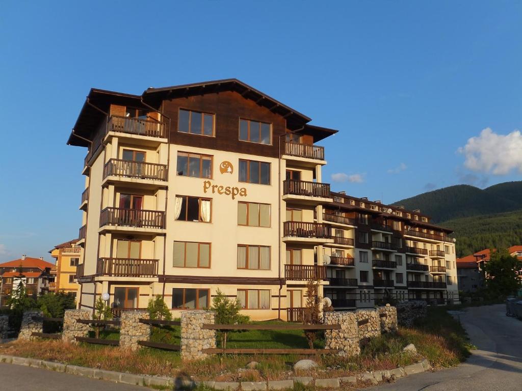 班斯科的住宿－Bansko Prespa Ski Penthouse，道路一侧的大型公寓楼