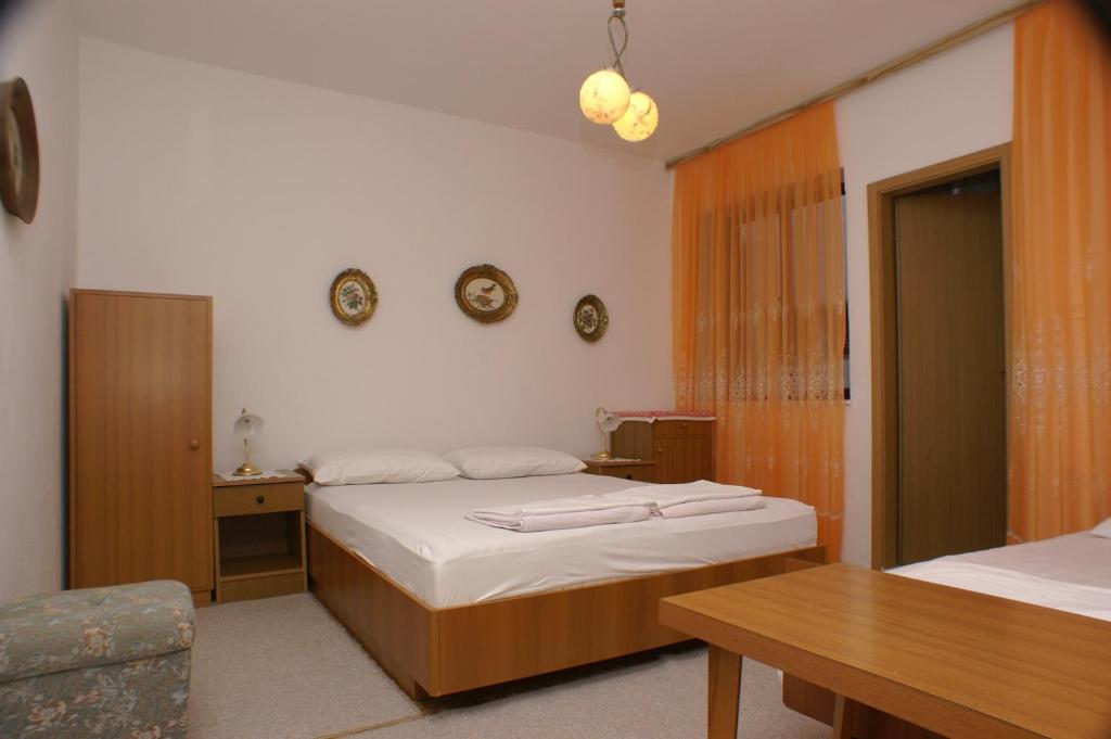 Кровать или кровати в номере Apartments by the sea Podaca, Makarska - 2576