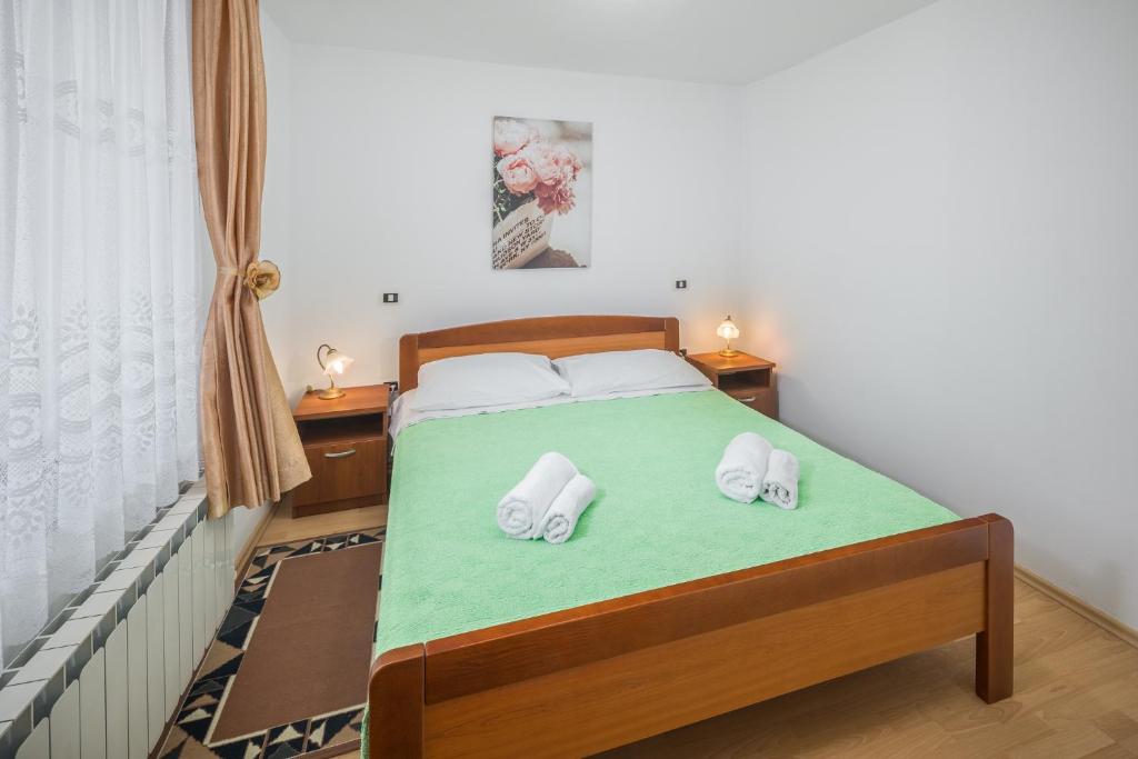 Łóżko lub łóżka w pokoju w obiekcie Apartments by the sea Zambratija, Umag - 2557