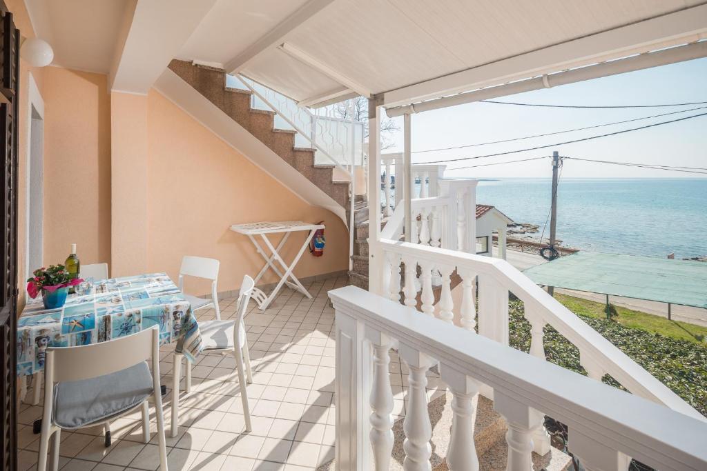 Balkon lub taras w obiekcie Apartments by the sea Zambratija, Umag - 2557