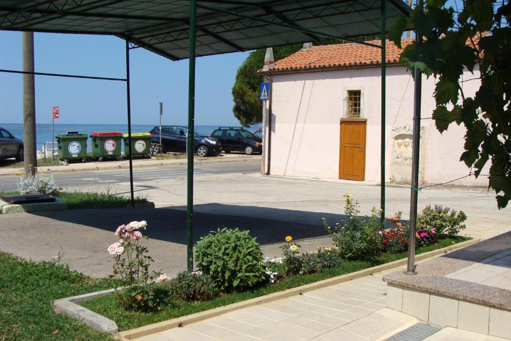 Ogród w obiekcie Apartments by the sea Zambratija, Umag - 2557
