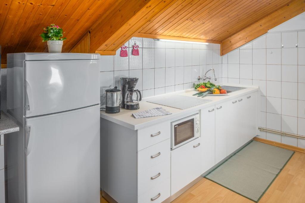 Kuchnia lub aneks kuchenny w obiekcie Apartments by the sea Zambratija, Umag - 2557