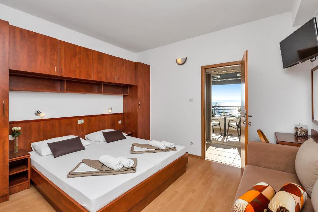 Postel nebo postele na pokoji v ubytování Apartments and rooms by the sea Baska Voda, Makarska - 2578