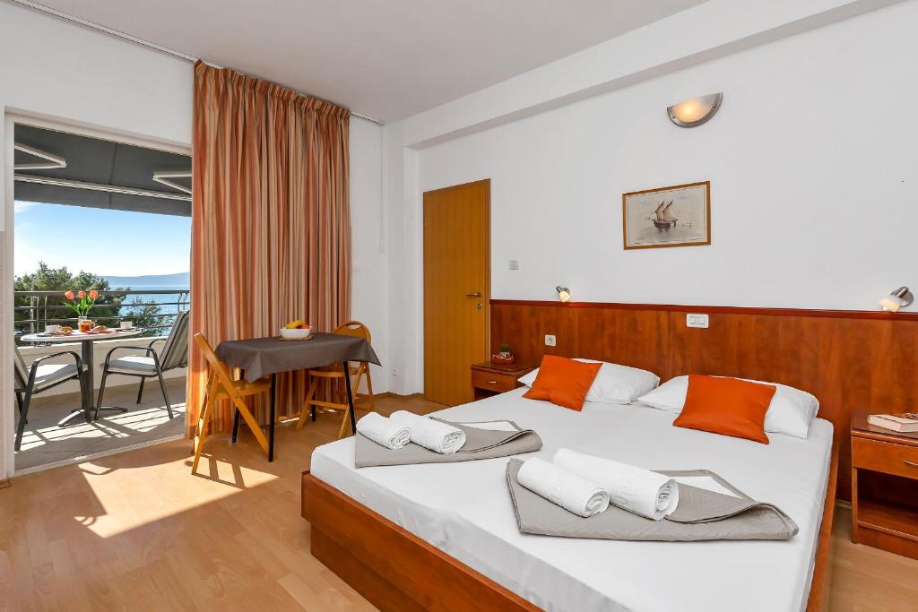 Postel nebo postele na pokoji v ubytování Apartments and rooms by the sea Baska Voda, Makarska - 2578
