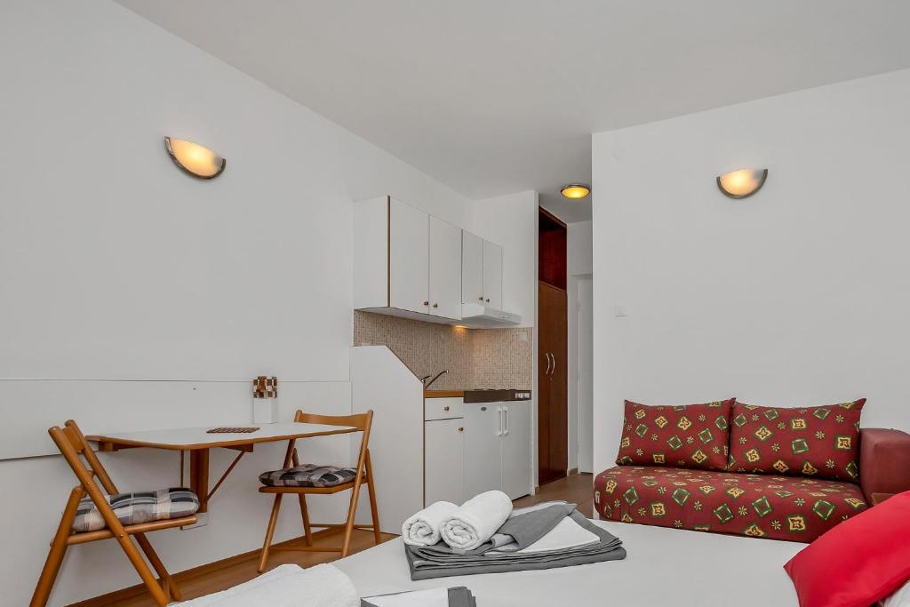 Kuchyň nebo kuchyňský kout v ubytování Apartments and rooms by the sea Baska Voda, Makarska - 2578