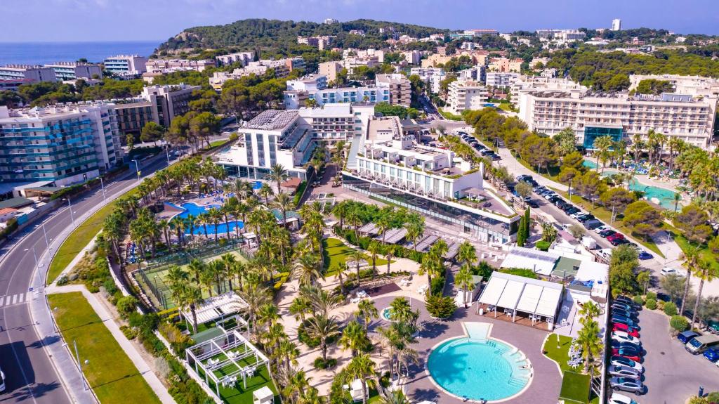 una vista aérea de una ciudad con palmeras y edificios en Gran Palas Hotel - Spa incluido, en La Pineda