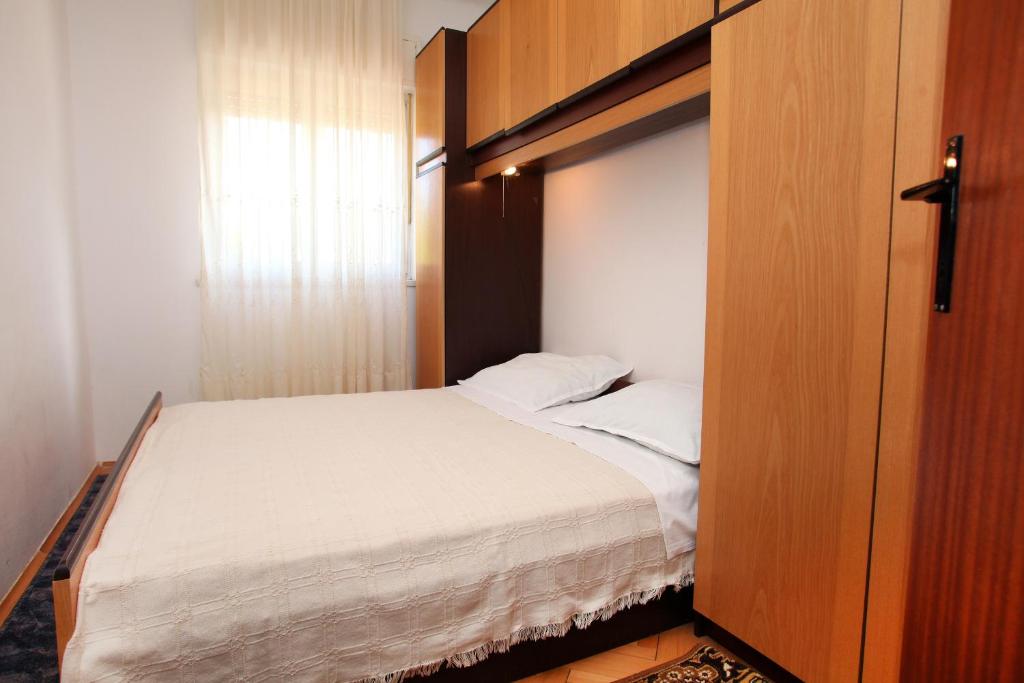 Posteľ alebo postele v izbe v ubytovaní Apartments by the sea Vinisce, Trogir - 4892