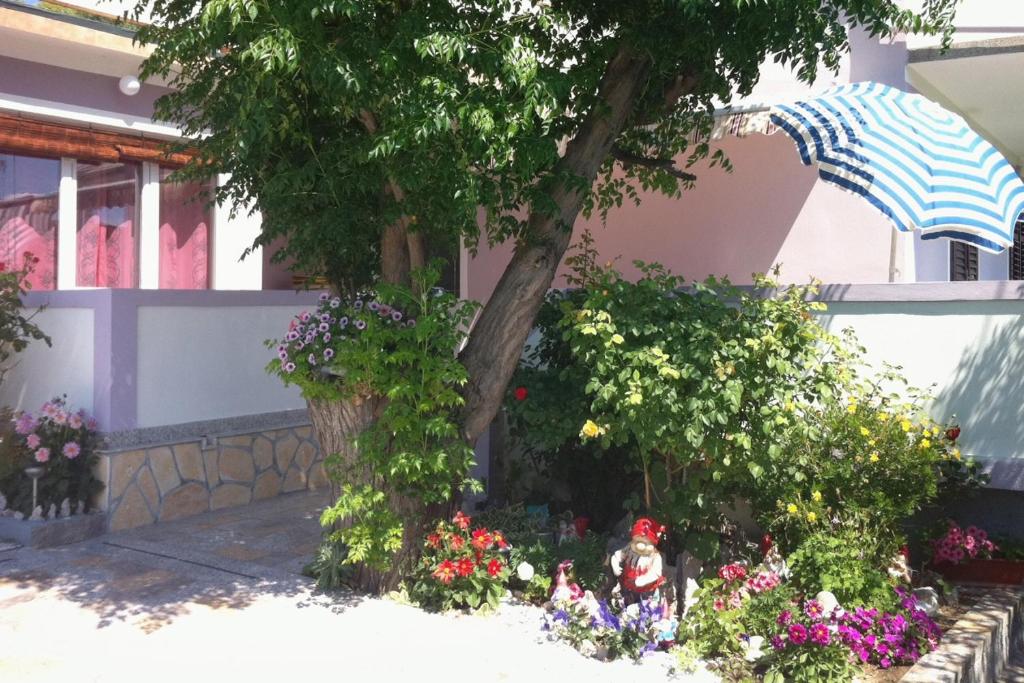 Vonkajšia záhrada v ubytovaní Apartments with parking spaces Kampor, Rab - 4985