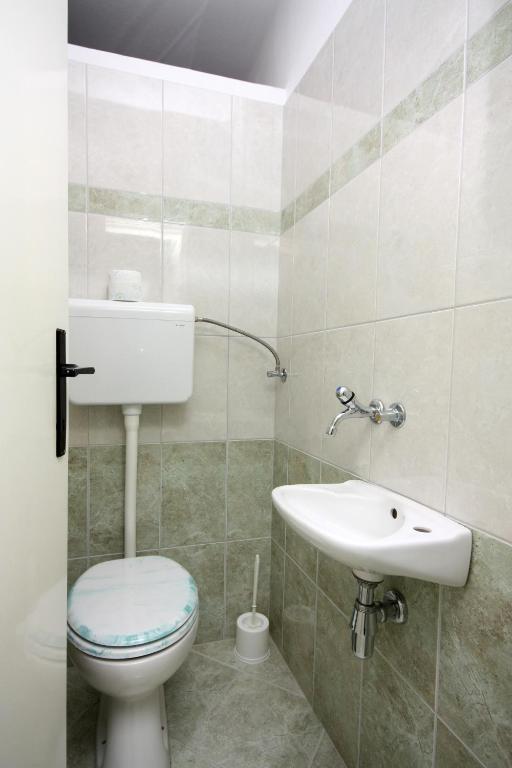 Kúpeľňa v ubytovaní Apartments with parking spaces Kampor, Rab - 4985