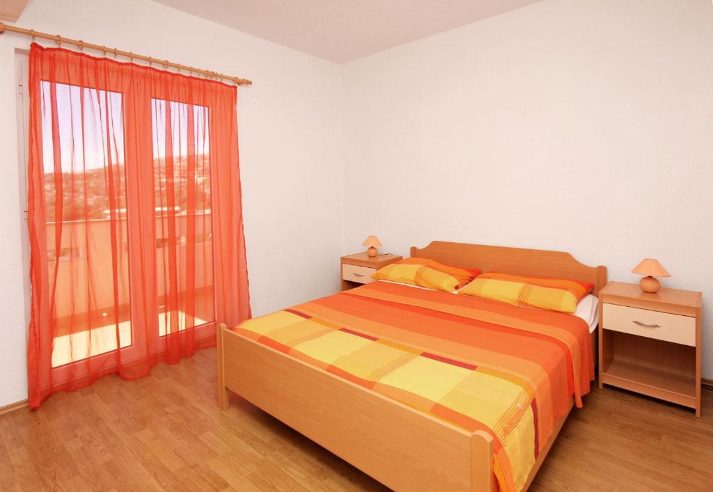 Posteľ alebo postele v izbe v ubytovaní Apartments with WiFi Seget Vranjica, Trogir - 4870