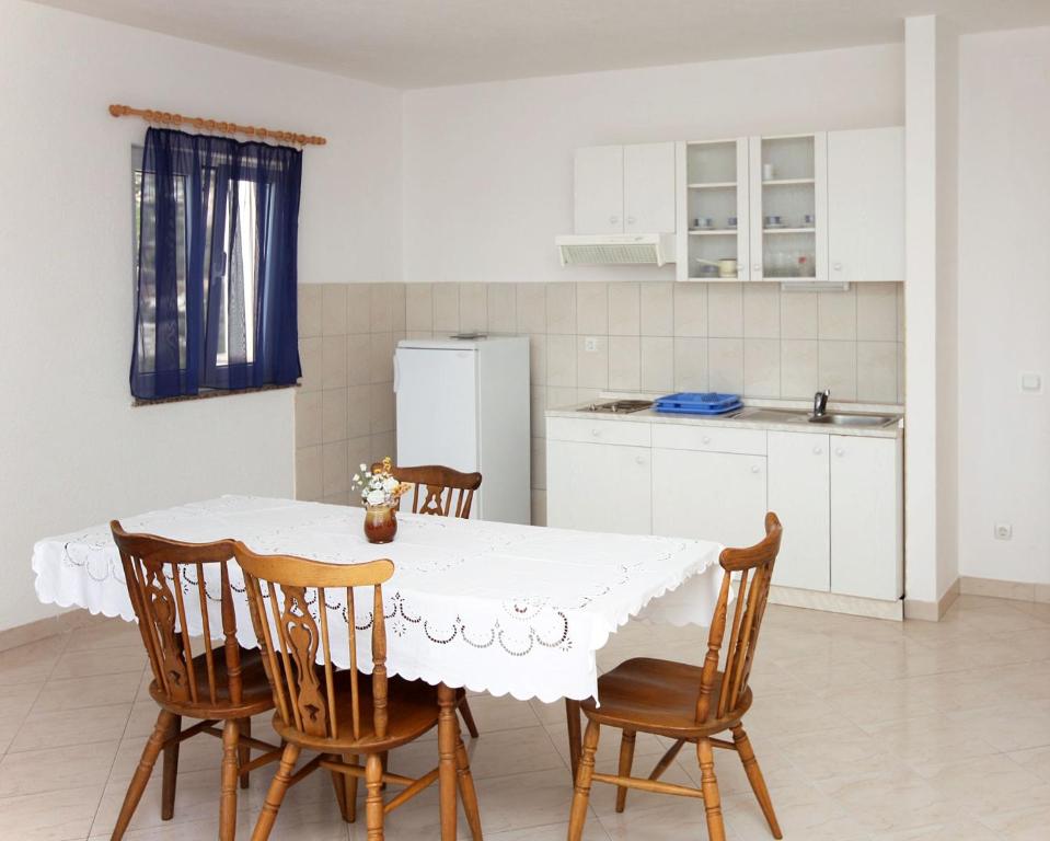 Kuchyňa alebo kuchynka v ubytovaní Apartments with WiFi Seget Vranjica, Trogir - 4870