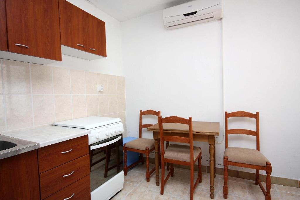Kuchyňa alebo kuchynka v ubytovaní Apartments with a parking space Sobra, Mljet - 4926