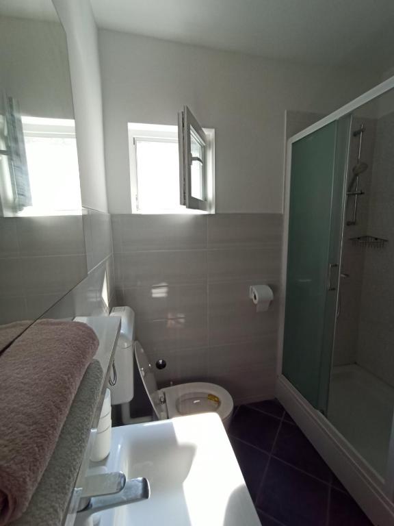 Kúpeľňa v ubytovaní Apartments by the sea Supetarska Draga - Donja, Rab - 5042