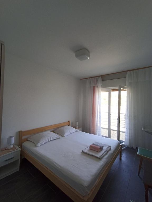 Posteľ alebo postele v izbe v ubytovaní Apartments by the sea Supetarska Draga - Donja, Rab - 5042