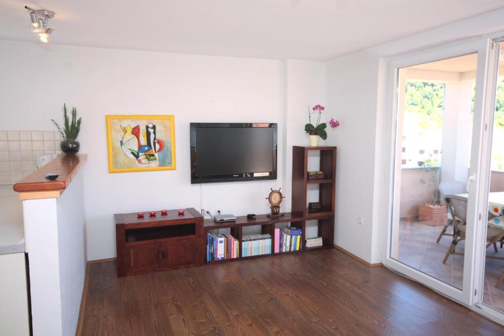 TV a/nebo společenská místnost v ubytování Apartments by the sea Kampor, Rab - 5034