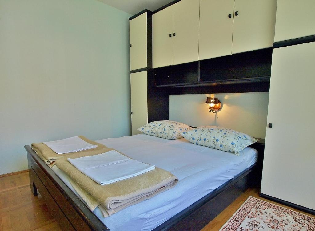 Postel nebo postele na pokoji v ubytování Apartments with parking spaces Kampor, Rab - 5000