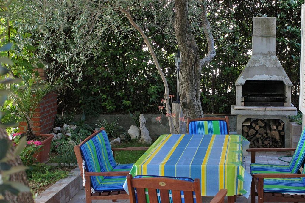 Apartments with parking space Banjol, Rab - 4956